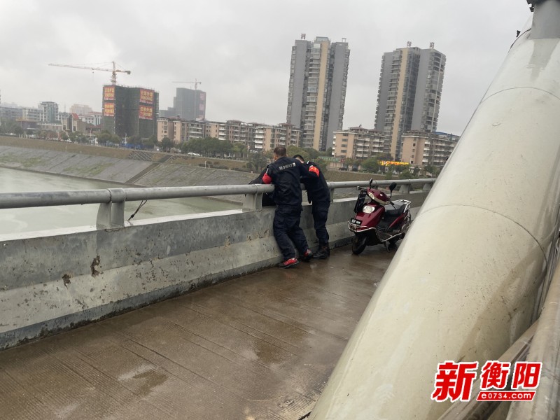 湘潭籍男子心情抑郁欲跳河轻生  衡南特警及时将其救回