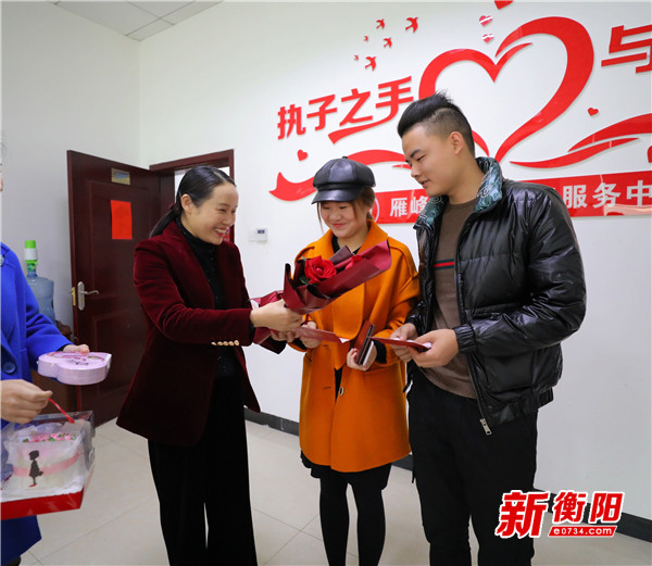 雁峰区民政局婚姻登记处1314“为爱加班” 为新人见证