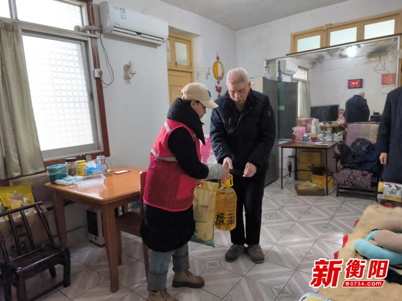 春节来临南三角线社区志愿者走访慰问困难群众