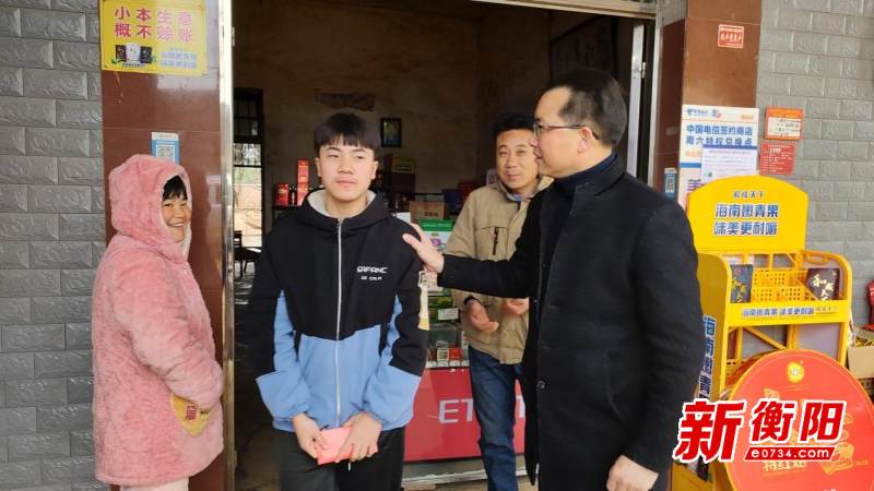 春节前祁东二中把温暖送到困难学生家