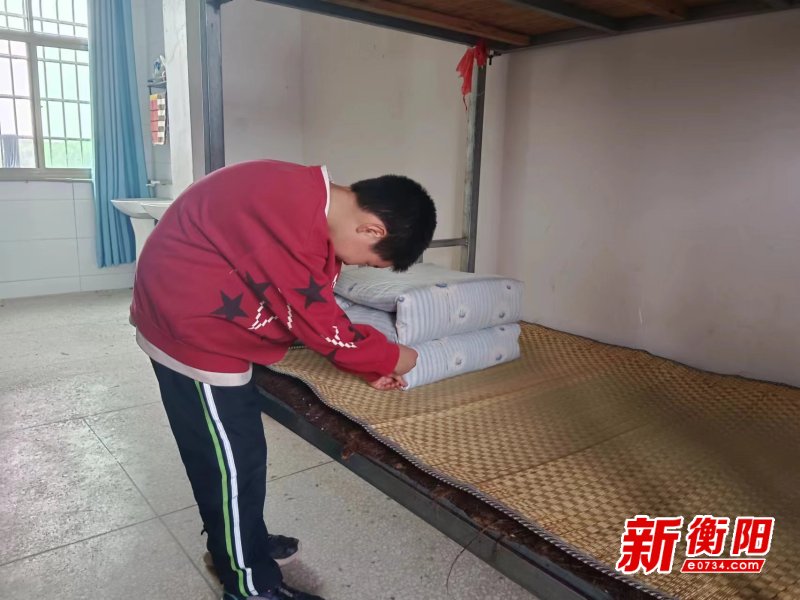 衡南县泉湖联合学校回龙小学开展"内务养成"叠被子比赛