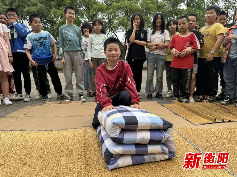 衡南县泉湖联合学校回龙小学开展"内务养成"叠被子比赛
