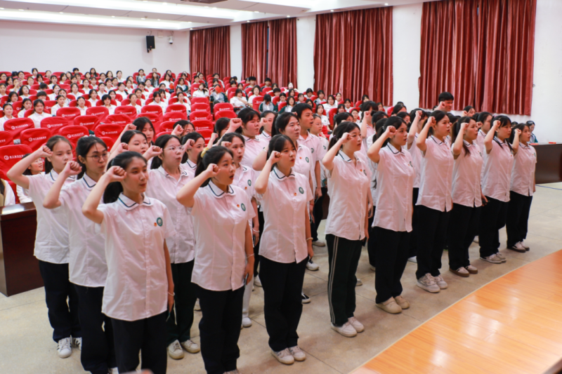 核工业卫生学校新团员入团仪式暨优秀表彰大会