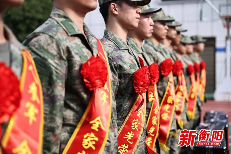 热血青春为强军！衡阳市南岳区举行“迎老兵  送新兵”仪式
