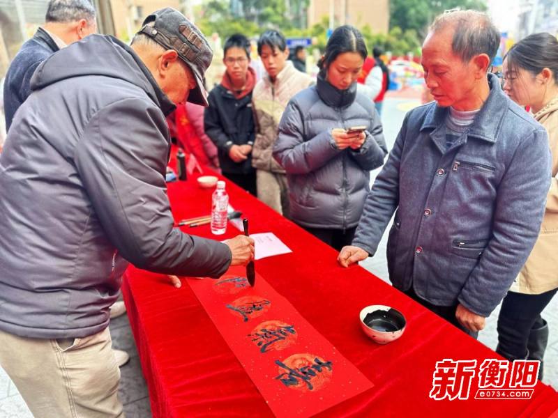 翰墨飘香邻里欢， 衡邵社区联合融冠乐街送春联